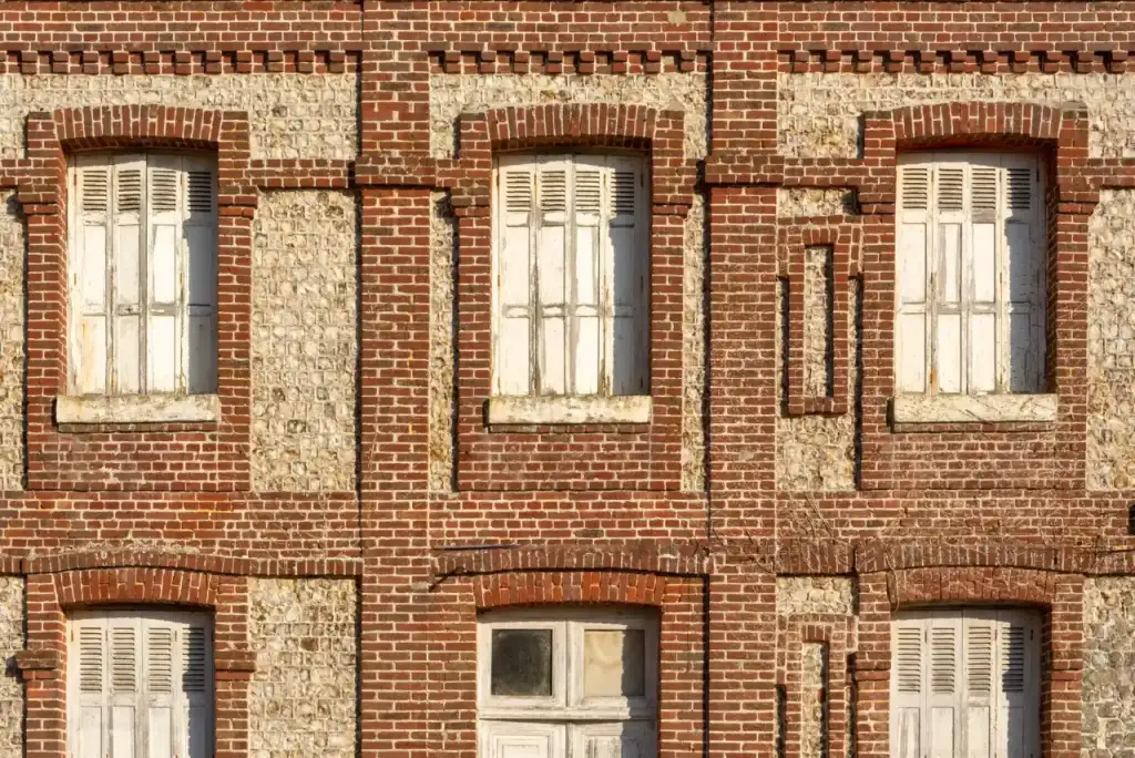Façade en pierre calcaire d'une maison ancienne
