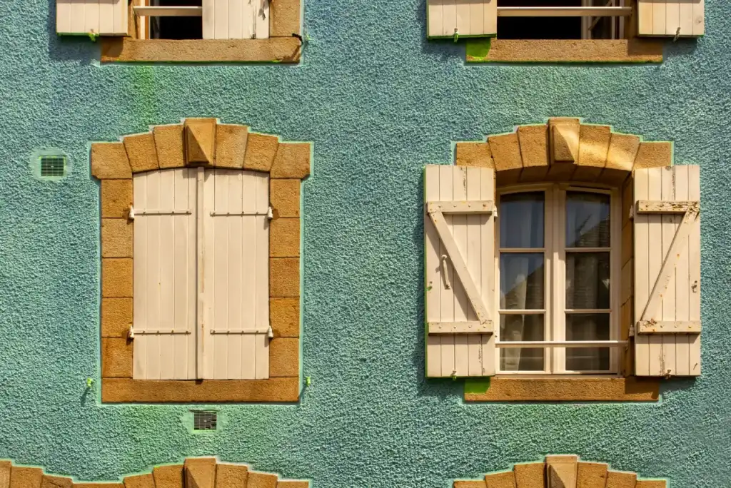 Illustration : volets et menuiseries d'une maison de bord de creuse